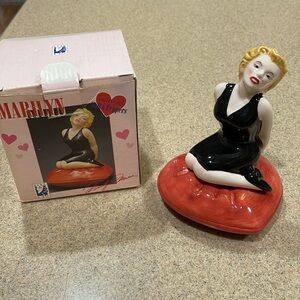 Marilyn Monroe Salt And Pepper Shaker in Original Box.